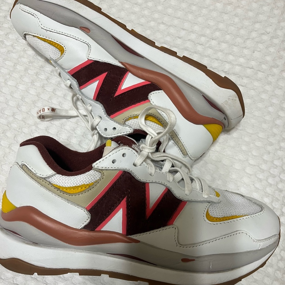 Womens 7.5 New Balance 57/40 Bandier